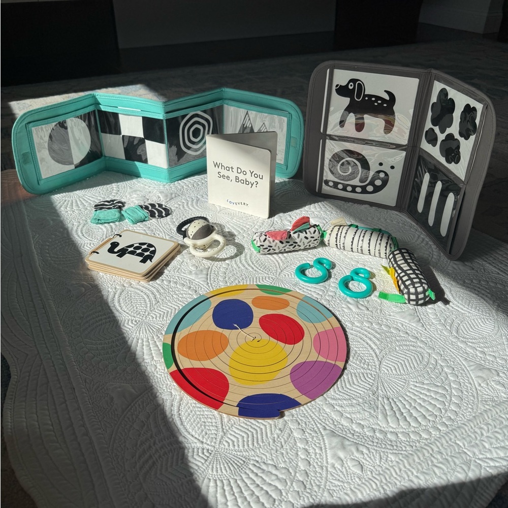 Lovevery The Looker Play Kit Weeks 0-12 w extras